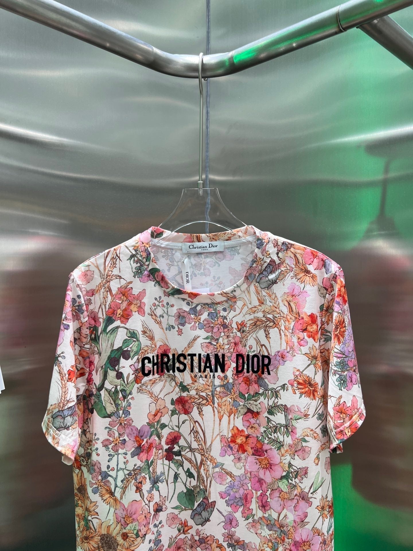 Camiseta con estampado floral de colores