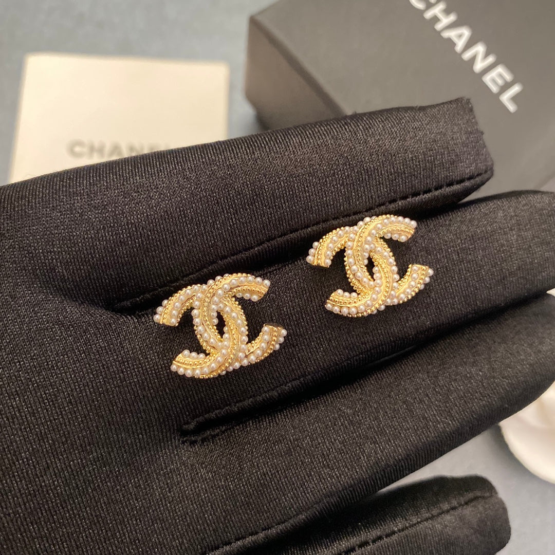 Pendientes de perlas con letras y temperamento
