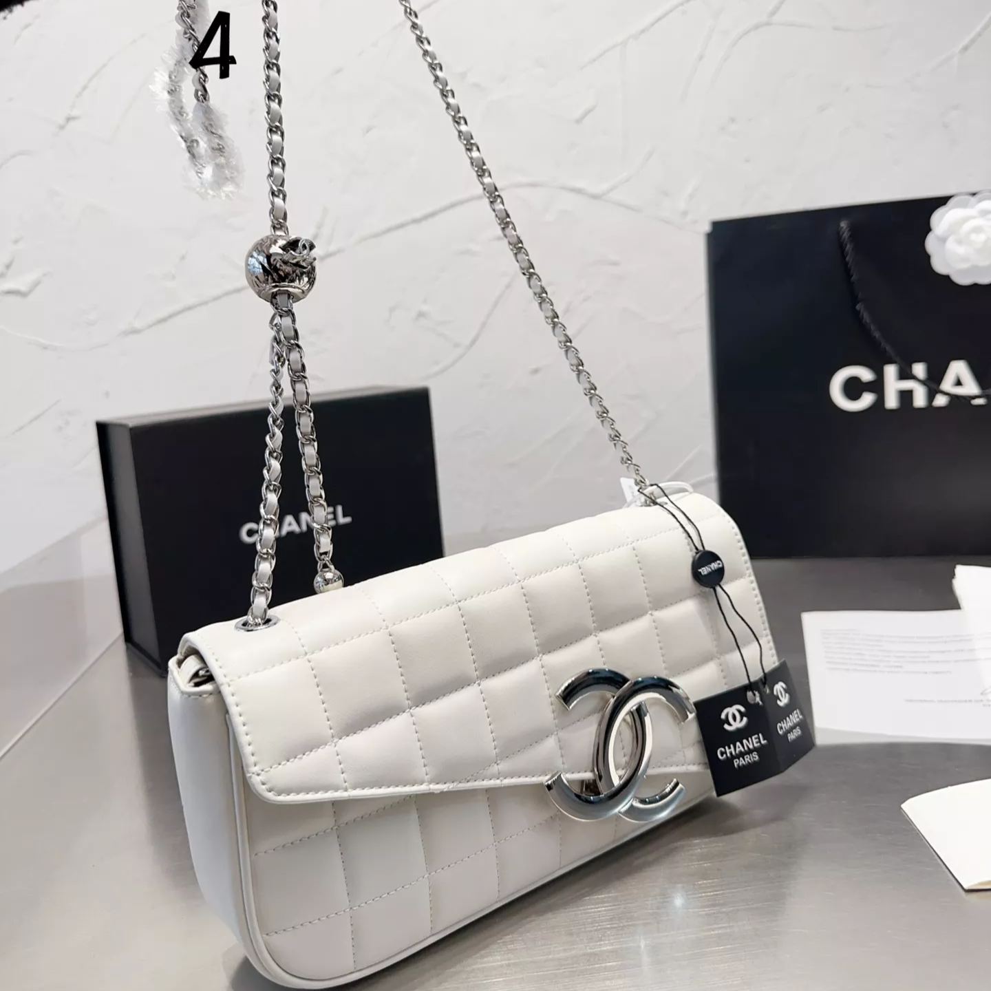 Bolso creativo con cadena de bolitas metálicas