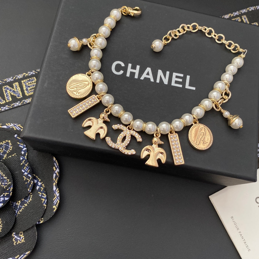 Pulsera de Perlas de Múltiples Dijes de Alta Gama
