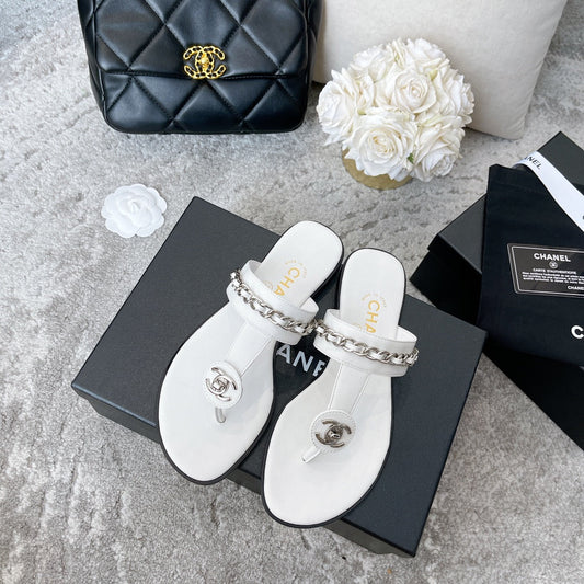 Chanclas vintage con hebilla de cadena