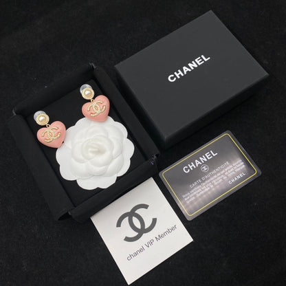 Elegantes pendientes de corazón rosa
