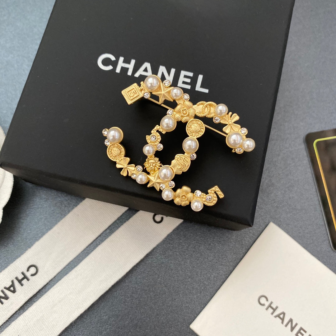 Broche clásico de diamante, perla y oro