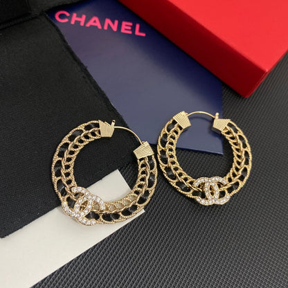Elegantes Pendientes Redondos de Cuero con Diamantes