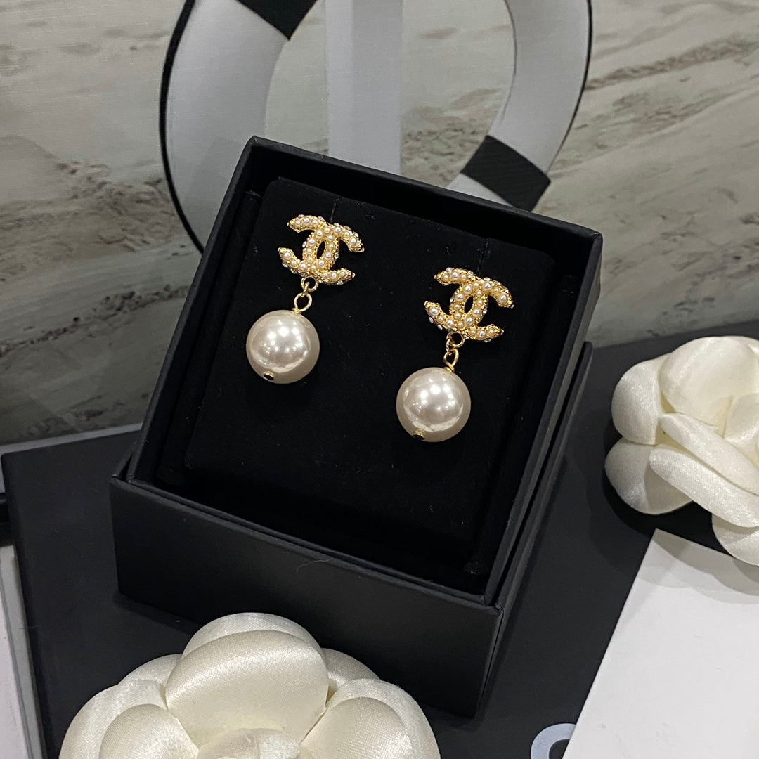 Pendientes colgantes de perlas elegantes y modernos
