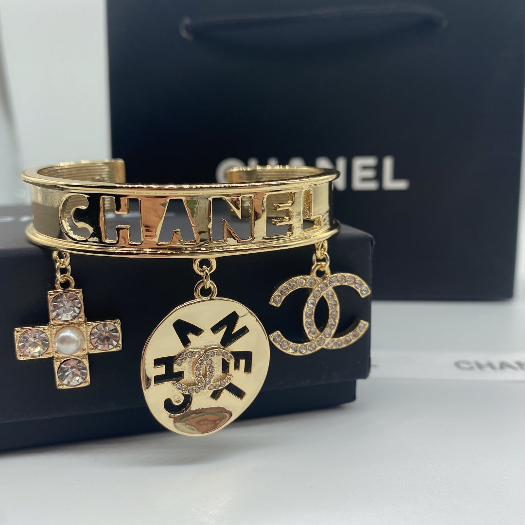 Brazalete abierto con colgante