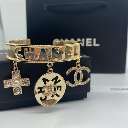 Brazalete abierto con colgante