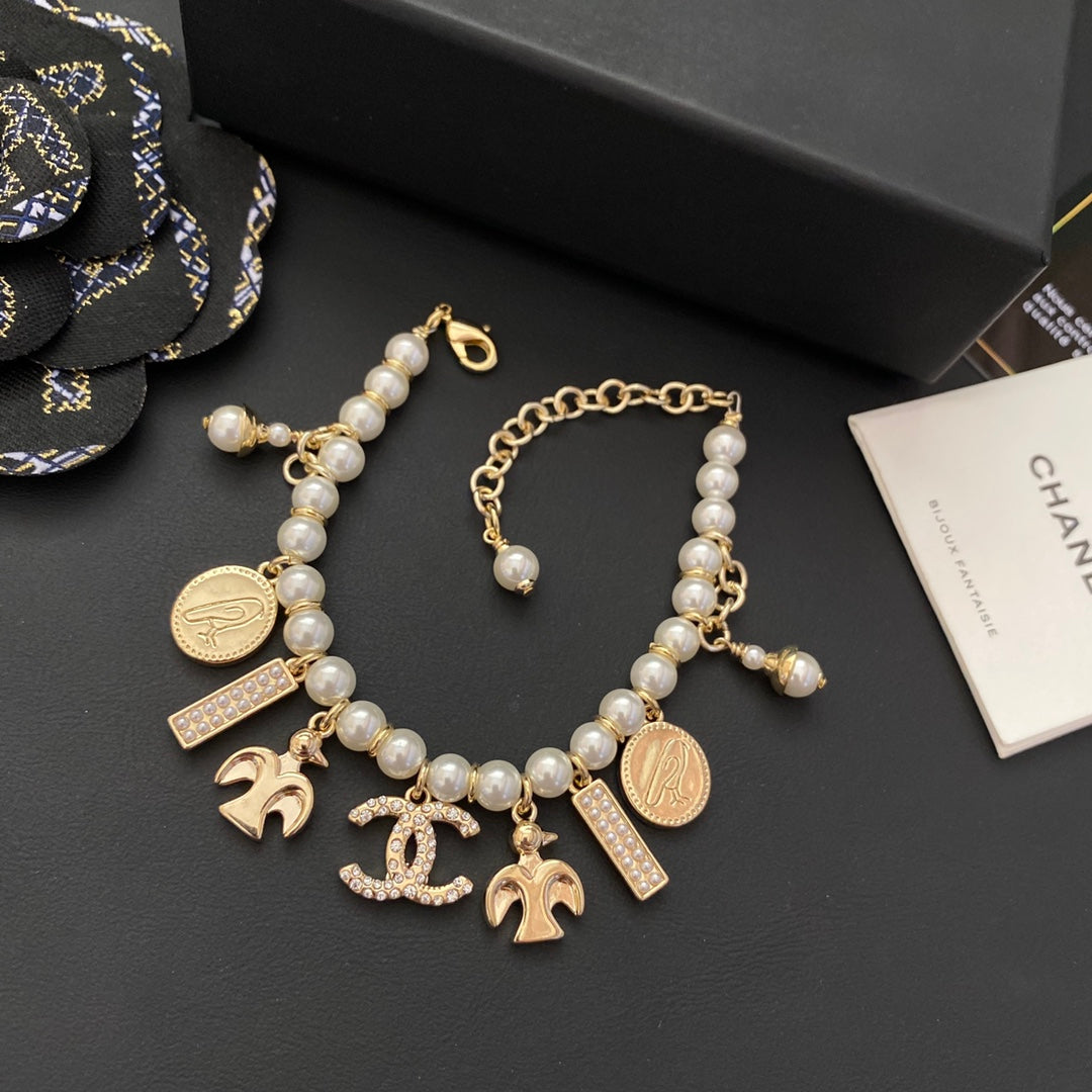 Pulsera de Perlas de Múltiples Dijes de Alta Gama