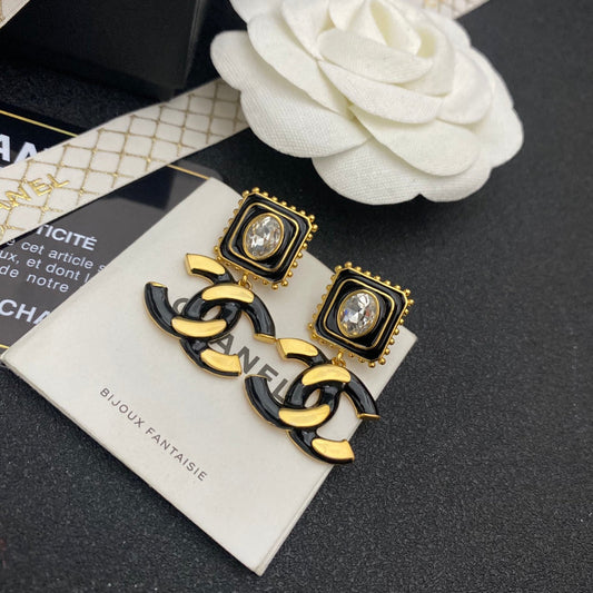 Pendientes largos de diamantes con logo de estilo vintage