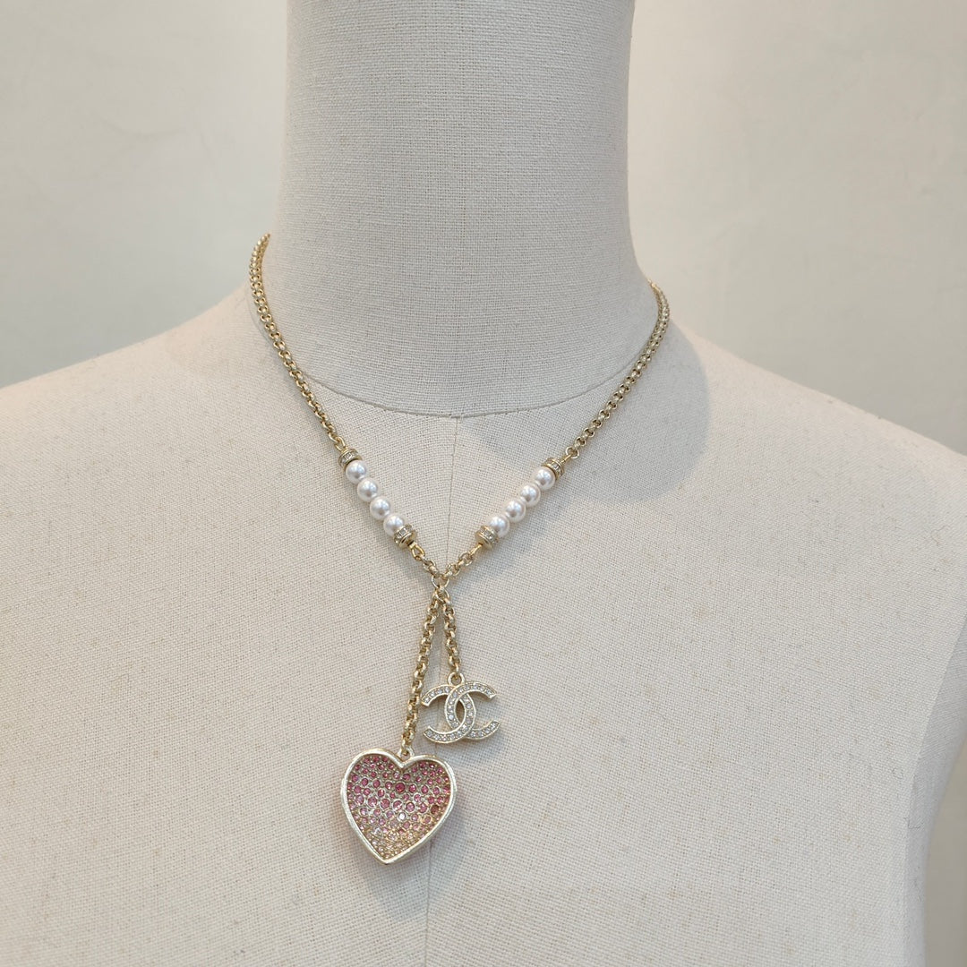Collar de Perlas con Colgante de Corazón Rosa
