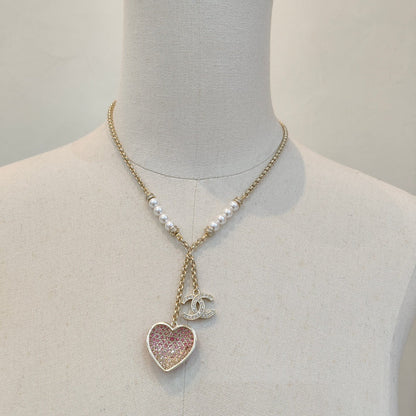 Collier de perles avec pendentif cœur rose
