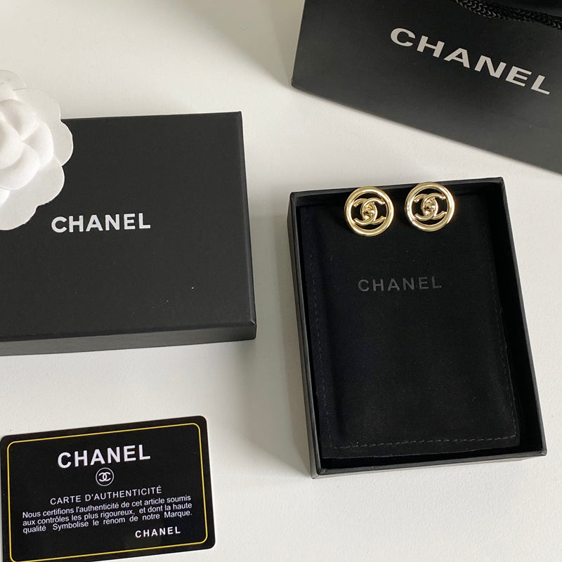 Aretes de aro con logo en metal dorado
