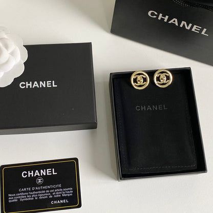 Aretes de aro con logo en metal dorado