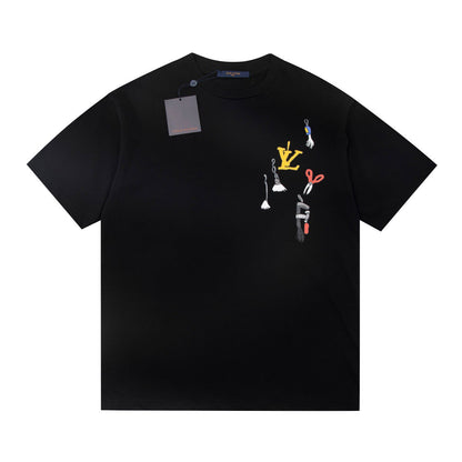 Camiseta con estampado de herramientas