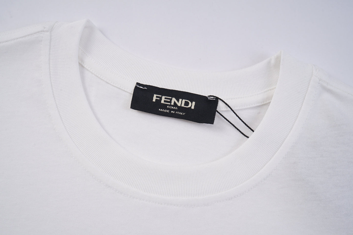 Camiseta estampada con la letra F simple