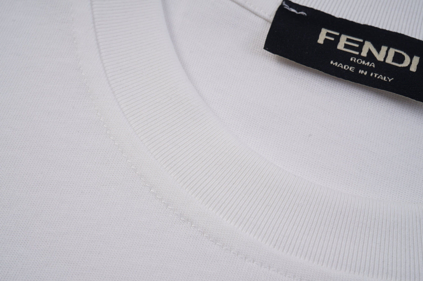 Camiseta con estampado de la letra F arcoíris