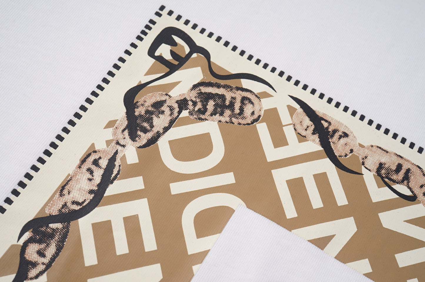 Camiseta estampada con la letra F simple