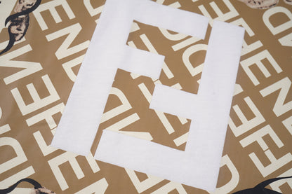 Camiseta estampada con la letra F simple