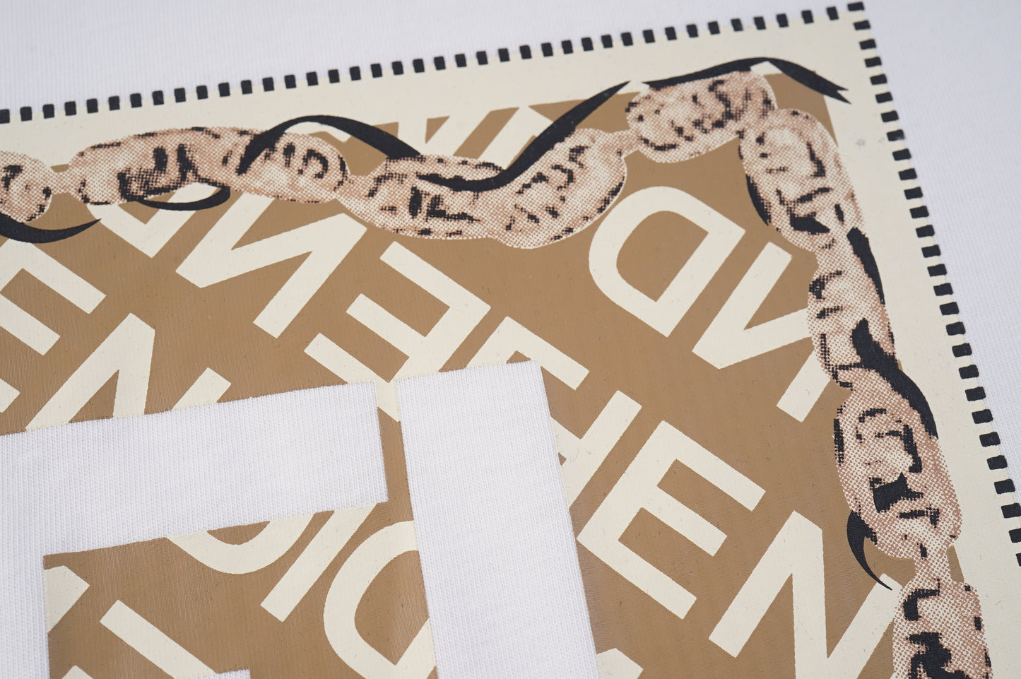 Camiseta estampada con la letra F simple