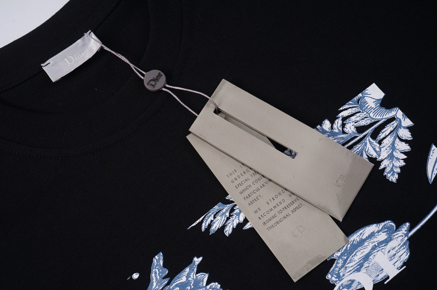 Camiseta con estampado floral