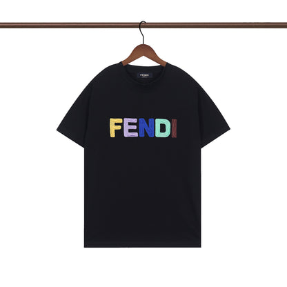 Camiseta con estampado de la letra F arcoíris