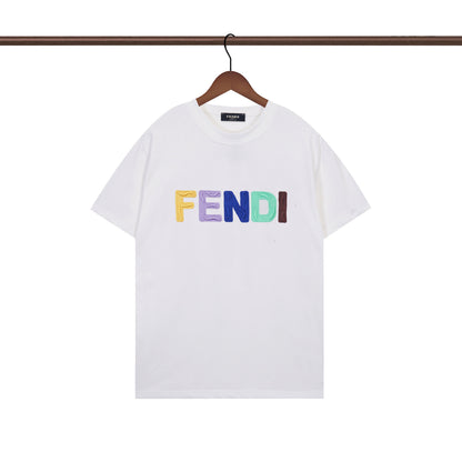 Camiseta con estampado de la letra F arcoíris