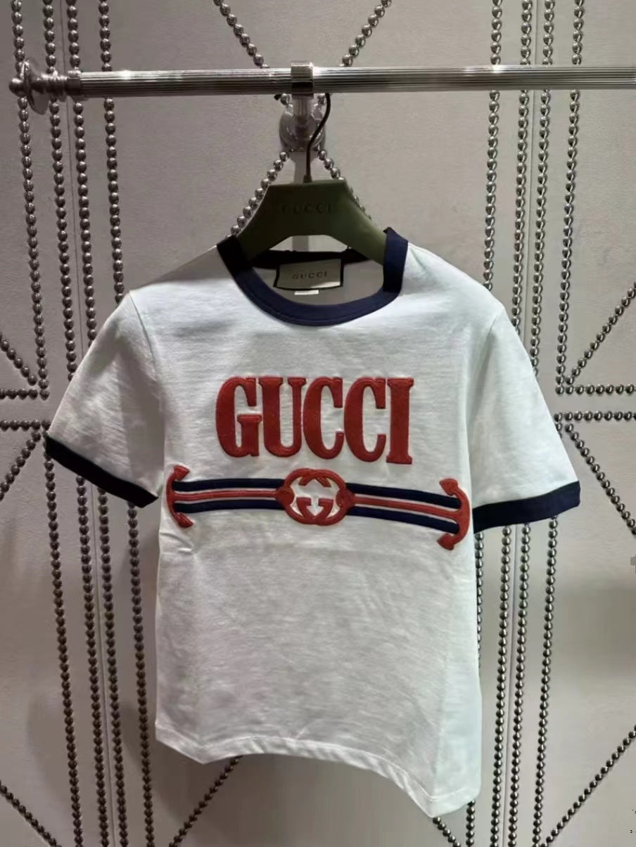 Nueva camiseta bordada entallada
