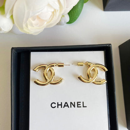 Boucles d'oreilles tendance avec logo plaqué or
