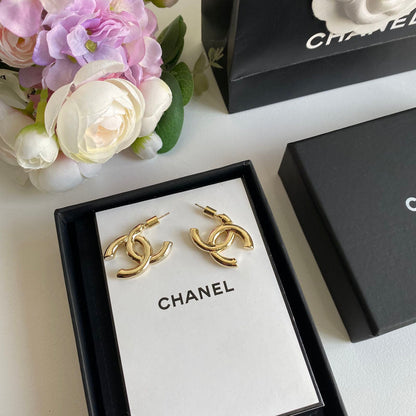 Boucles d'oreilles tendance avec logo plaqué or