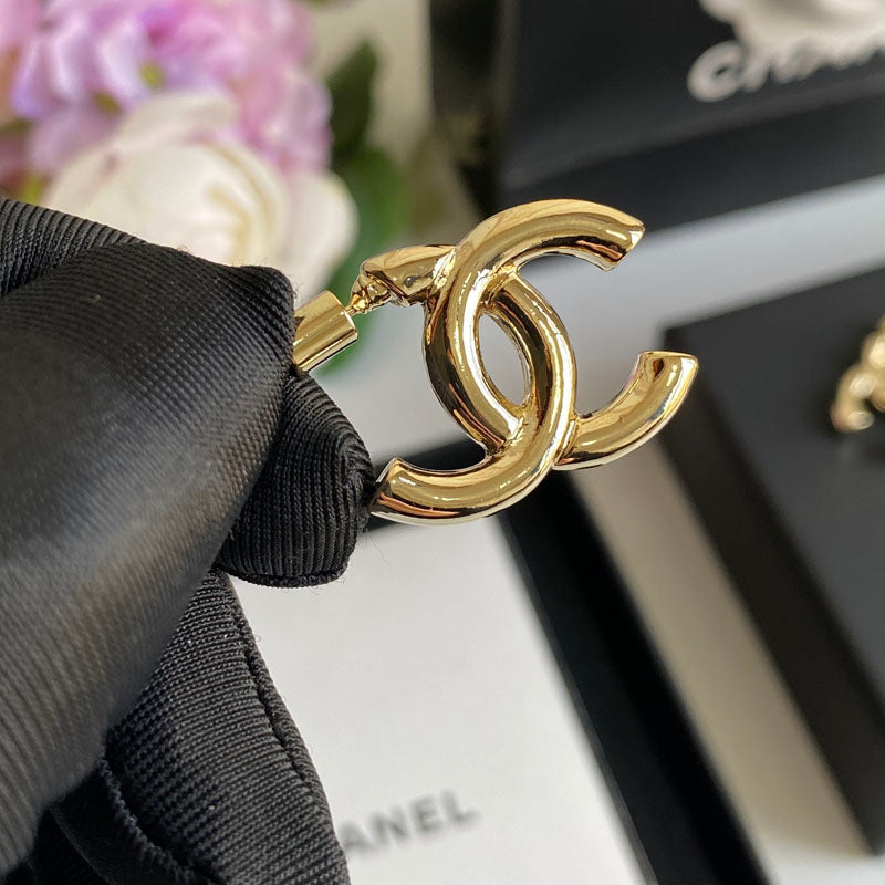 Pendientes de moda chapados en oro con logo