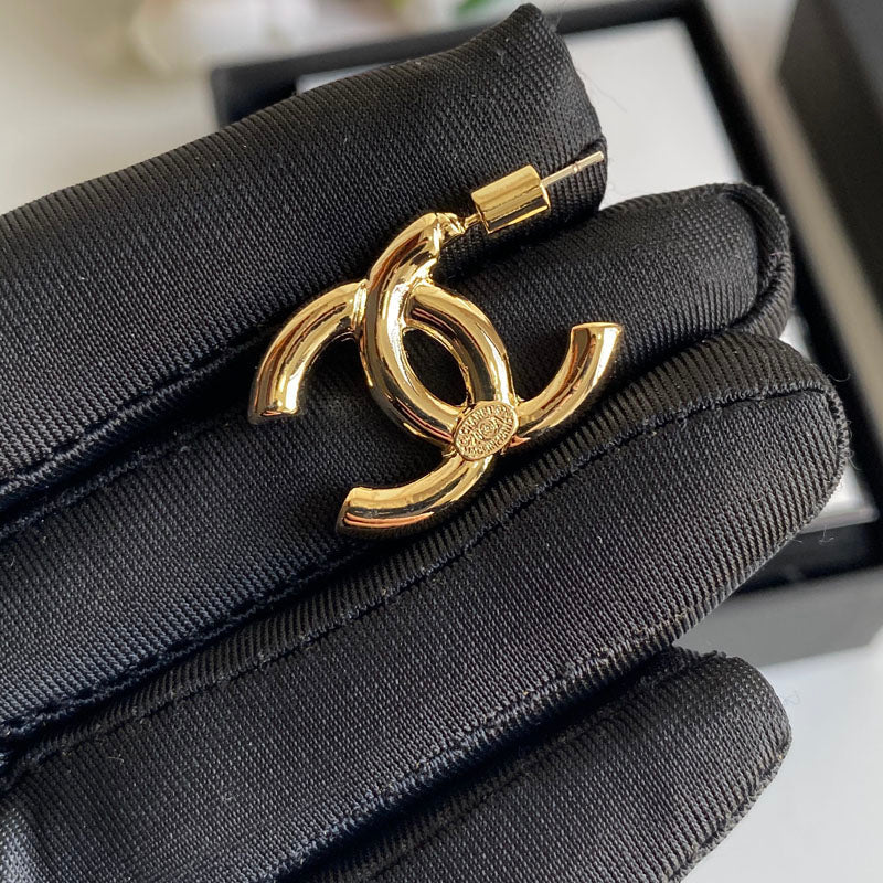 Pendientes de moda chapados en oro con logo