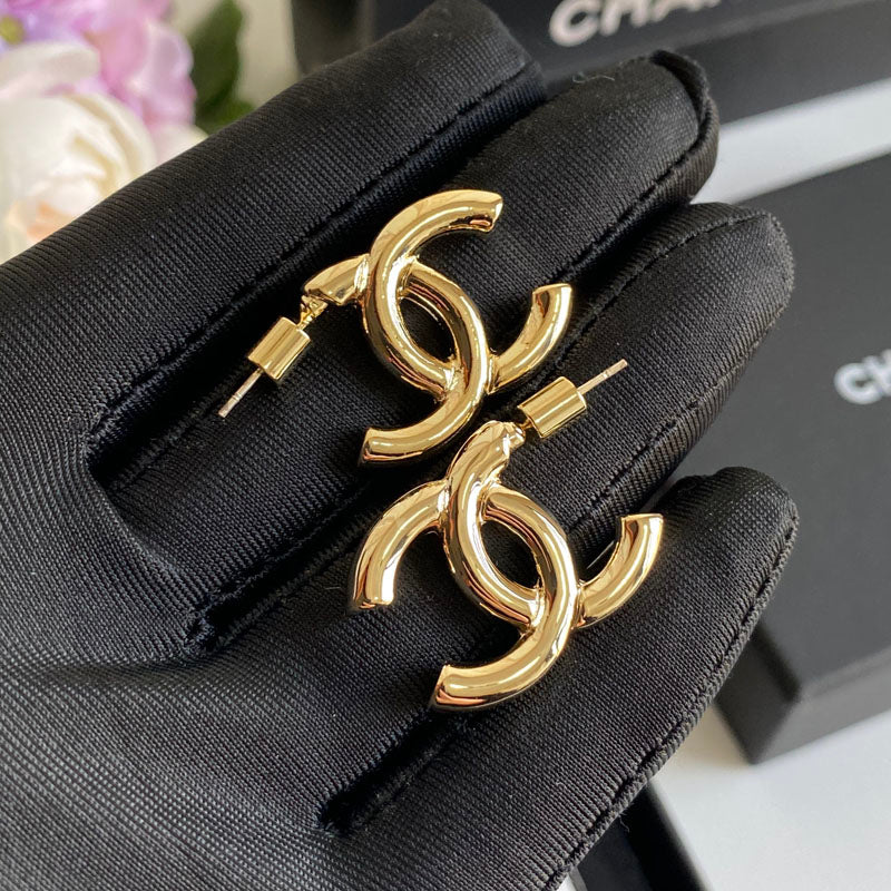 Pendientes de moda chapados en oro con logo