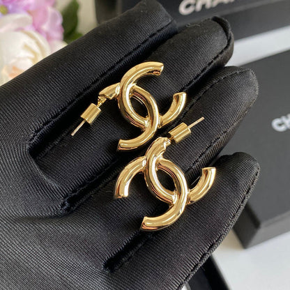 Boucles d'oreilles tendance avec logo plaqué or