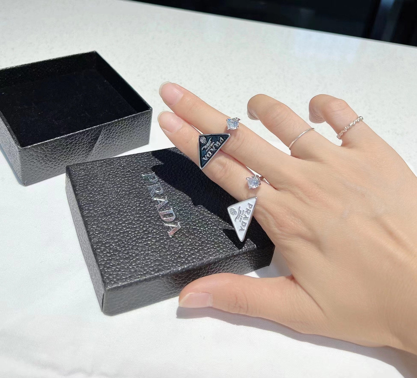 Anillo Abierto de Cristal con Símbolo de Triángulo