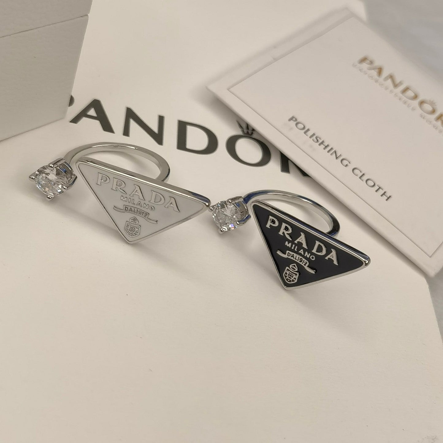 Anillo Abierto de Cristal con Símbolo de Triángulo