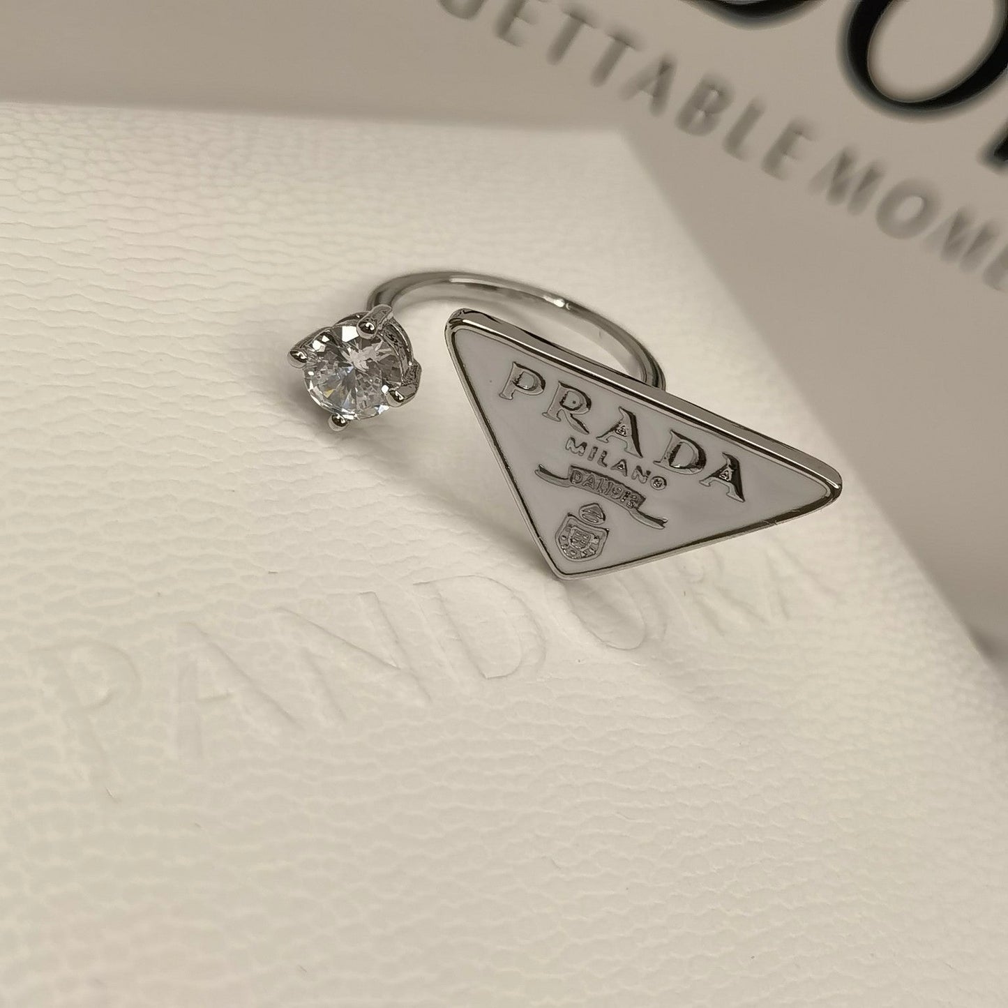 Anillo Abierto de Cristal con Símbolo de Triángulo