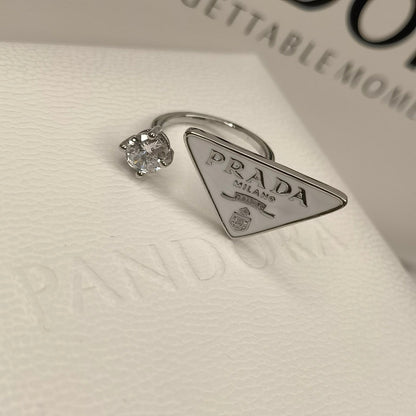 Anillo Abierto de Cristal con Símbolo de Triángulo