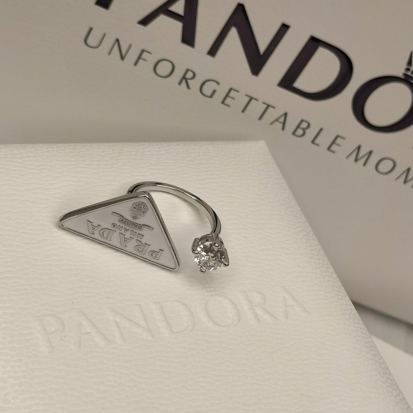 Anillo Abierto de Cristal con Símbolo de Triángulo