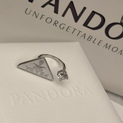 Anillo Abierto de Cristal con Símbolo de Triángulo
