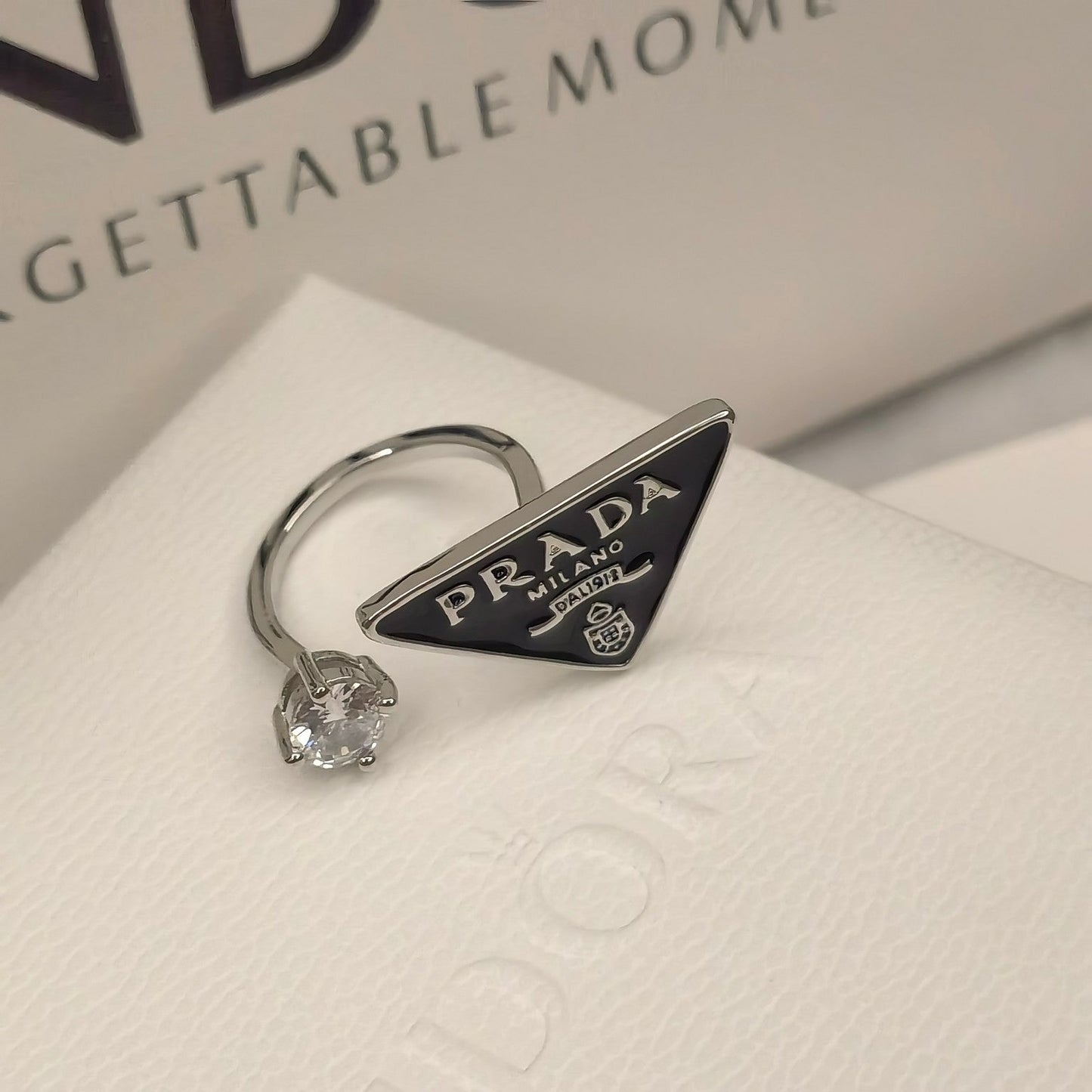 Anillo Abierto de Cristal con Símbolo de Triángulo