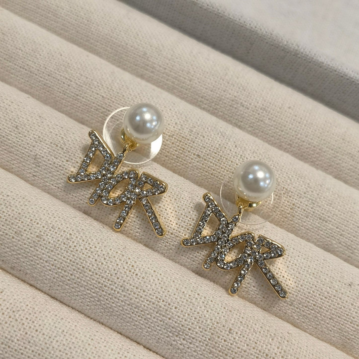 Elegantes Pendientes de Perlas con Letras de Pedrería