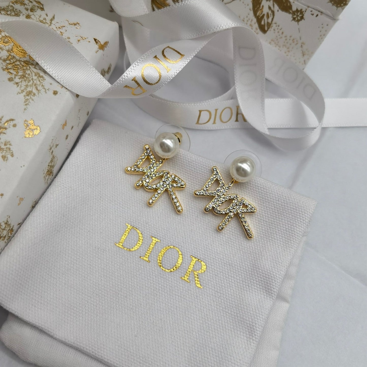 Elegantes Pendientes de Perlas con Letras de Pedrería