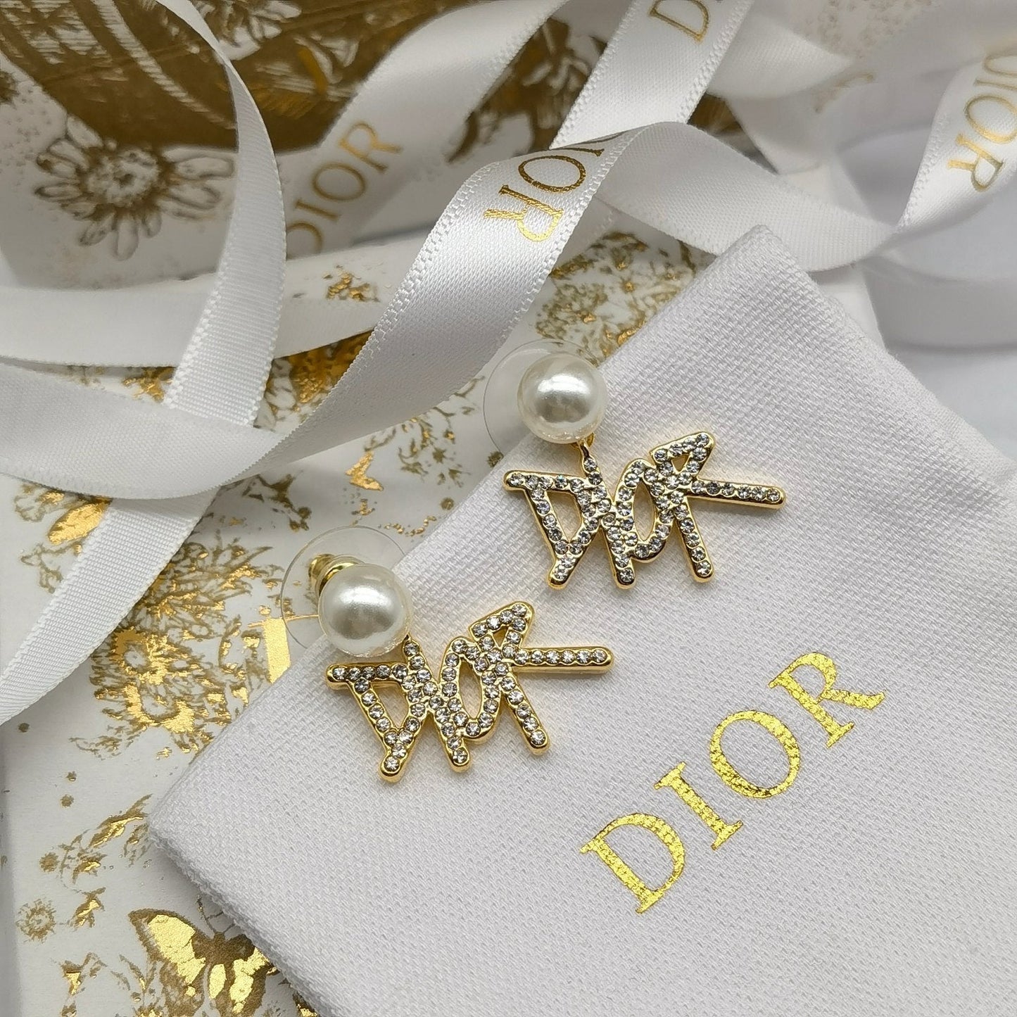 Elegantes Pendientes de Perlas con Letras de Pedrería
