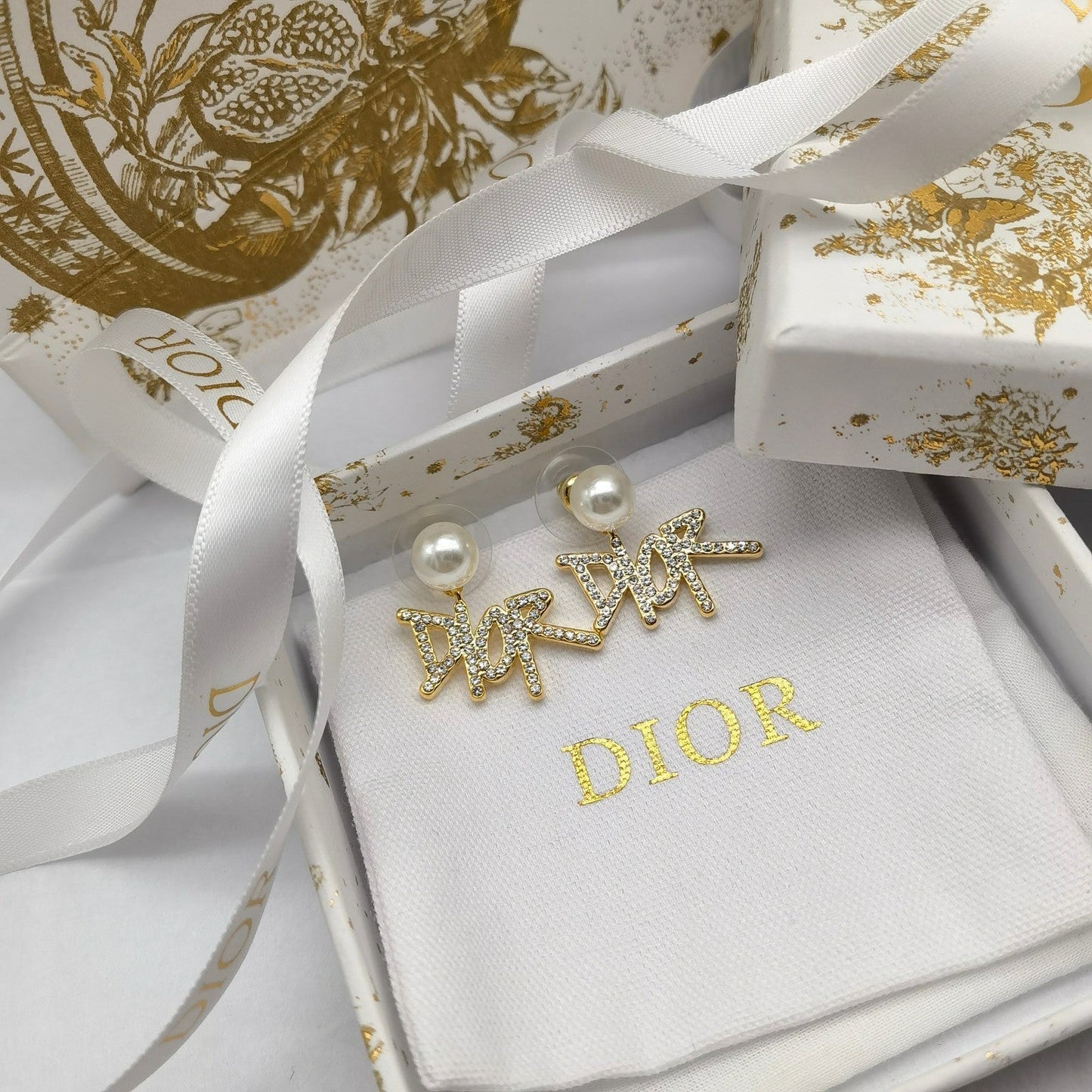 Elegantes Pendientes de Perlas con Letras de Pedrería