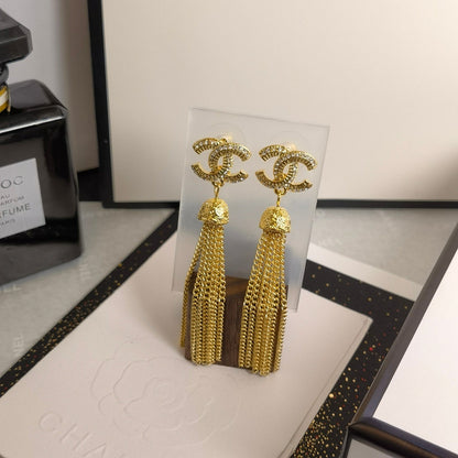 Pendientes de borlas con pedrería brillante de moda