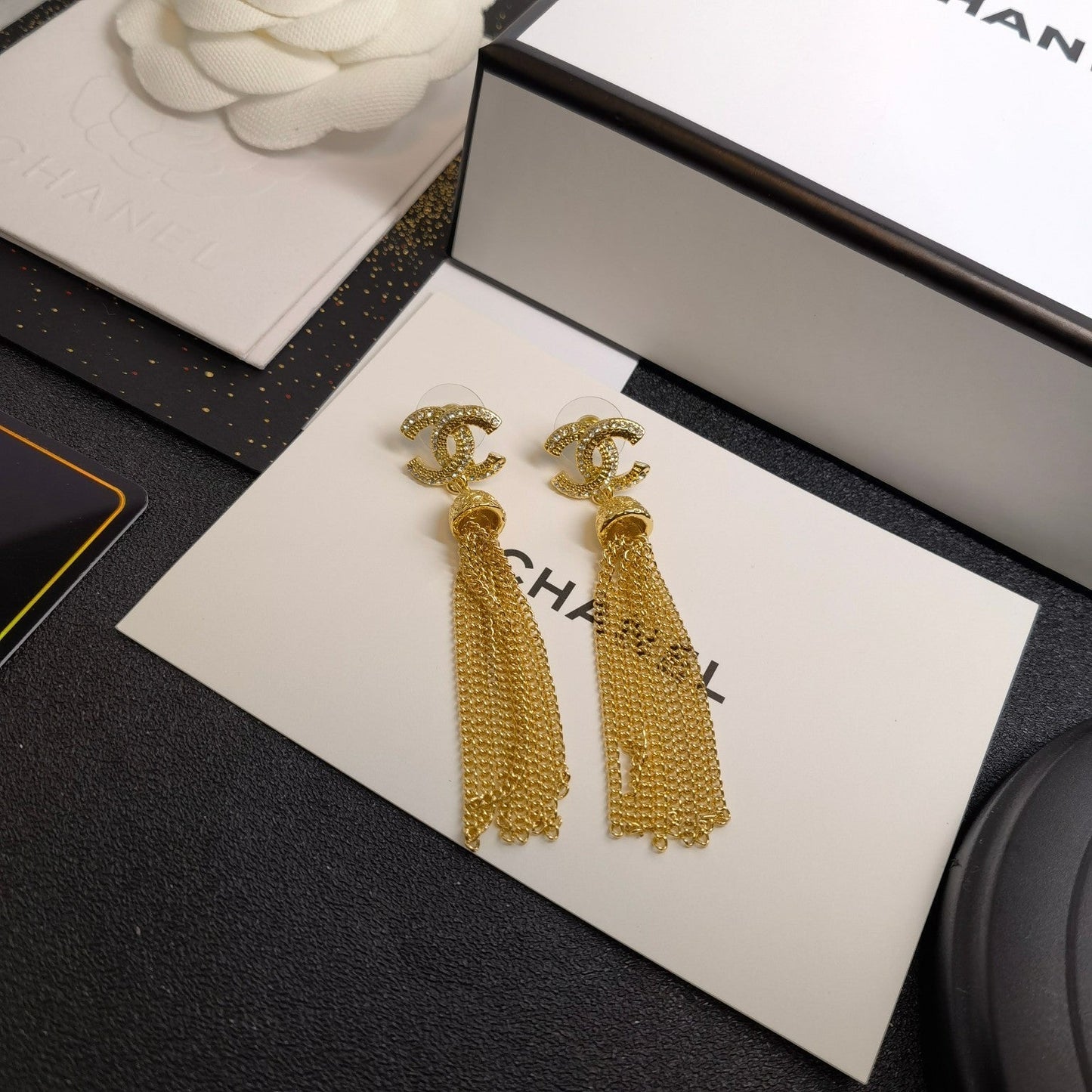 Pendientes de borlas con pedrería brillante de moda