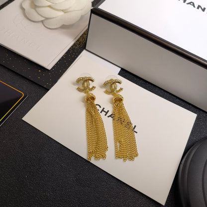 Pendientes de borlas con pedrería brillante de moda