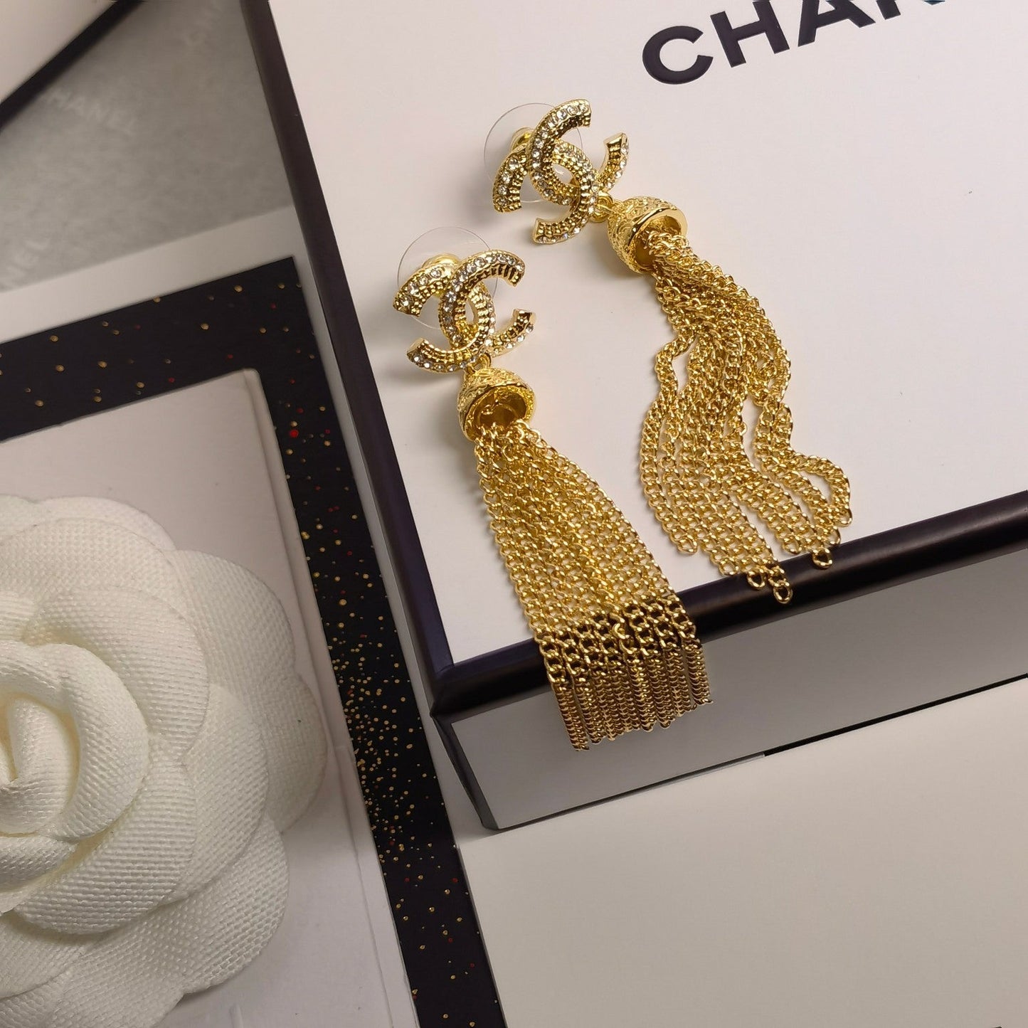 Pendientes de borlas con pedrería brillante de moda