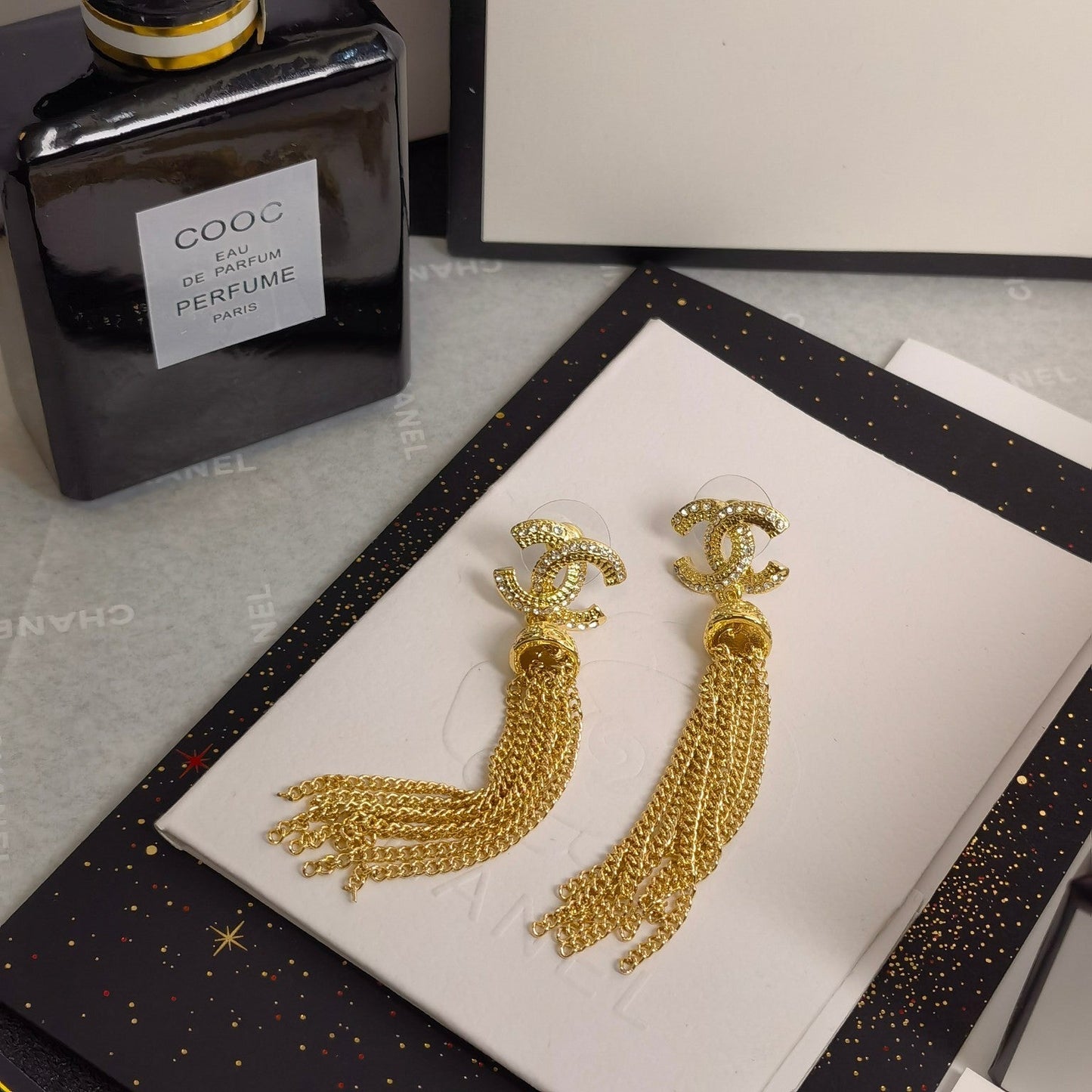 Pendientes de borlas con pedrería brillante de moda