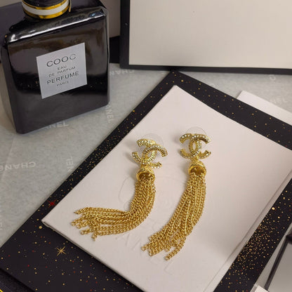 Pendientes de borlas con pedrería brillante de moda